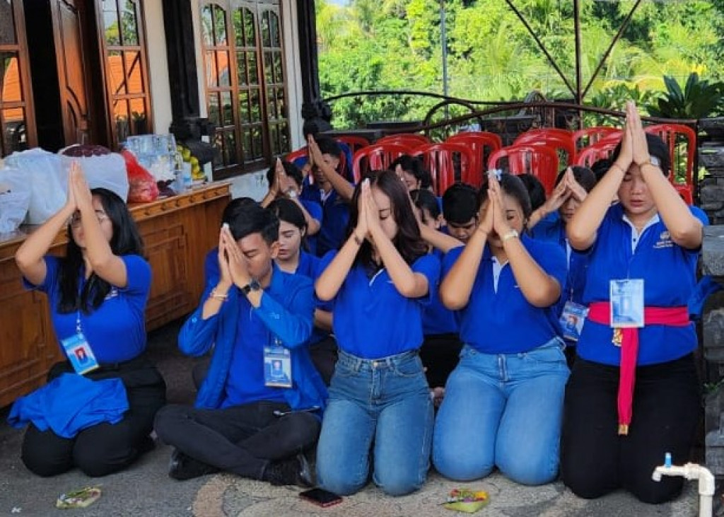 SATU BULAN DI DESA ANGANTAKA, MAHASISWA KKN UNIVERSITAS WARMADEWA PAMIT